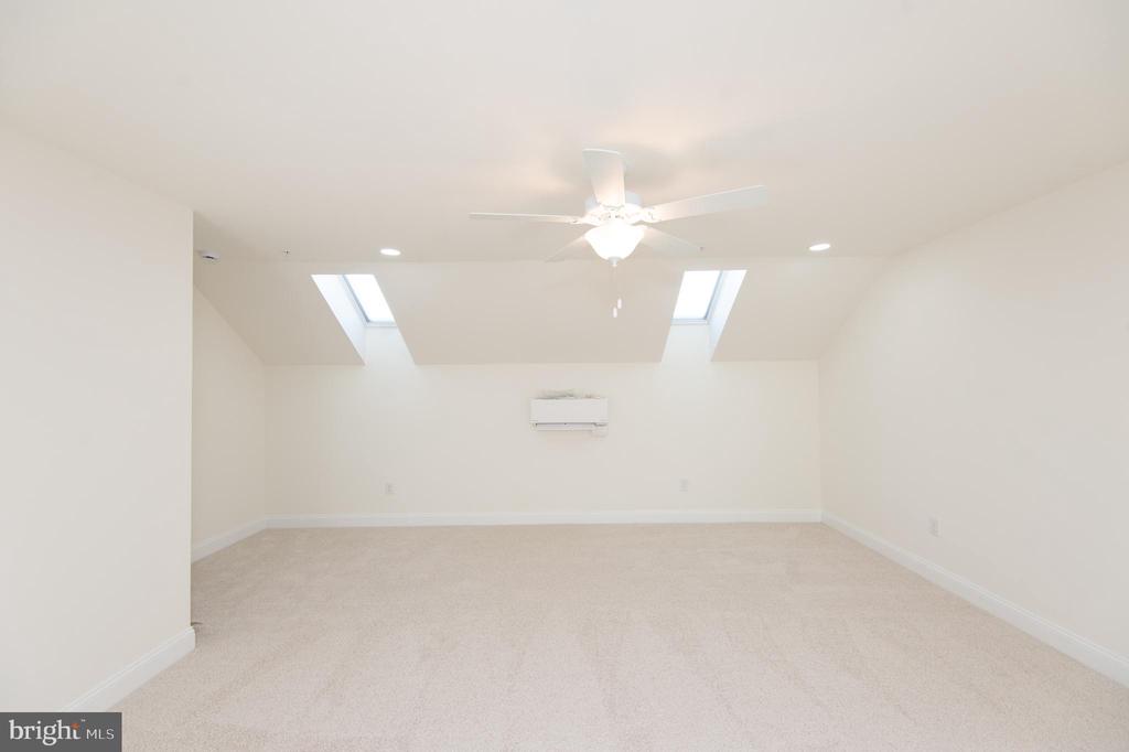 300 DIXON STREET Unit: 202