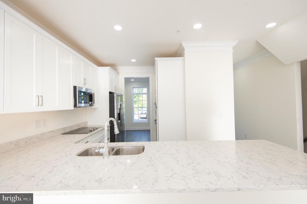 300 DIXON STREET Unit: 202