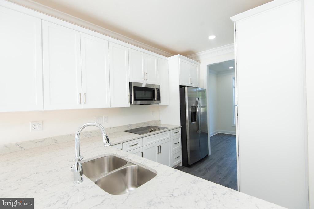 300 DIXON STREET Unit: 202