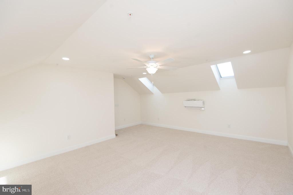 300 DIXON STREET Unit: 202
