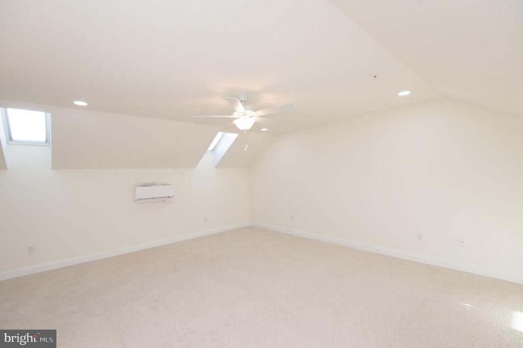 300 DIXON STREET Unit: 202
