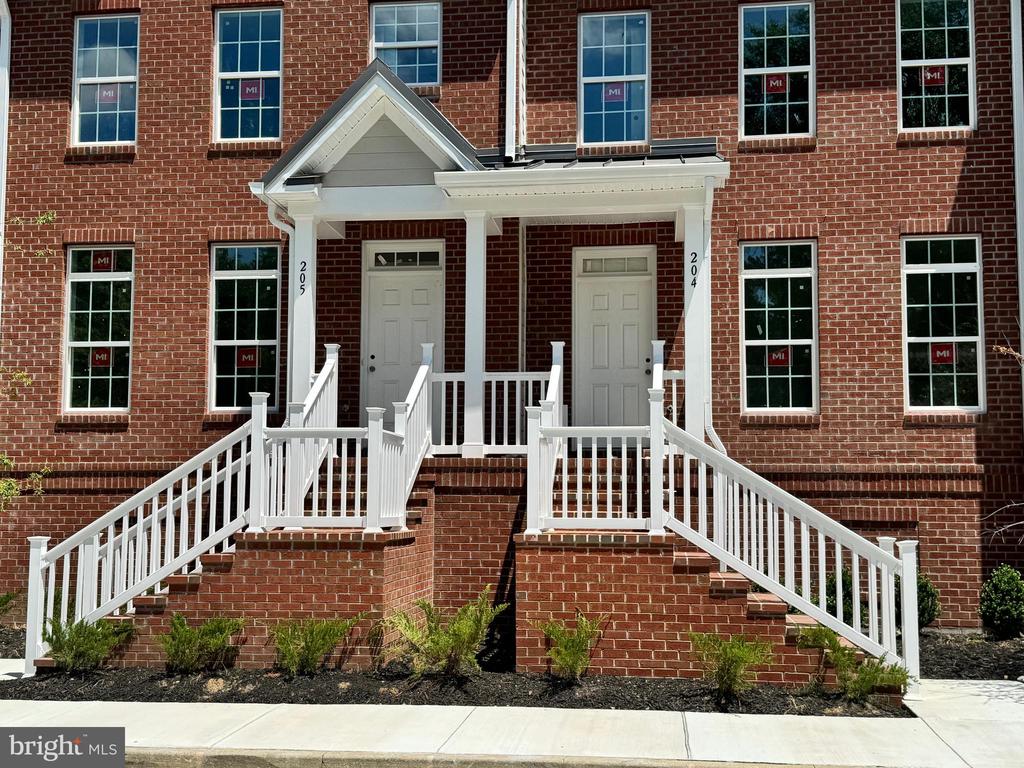 300 DIXON STREET Unit: 204