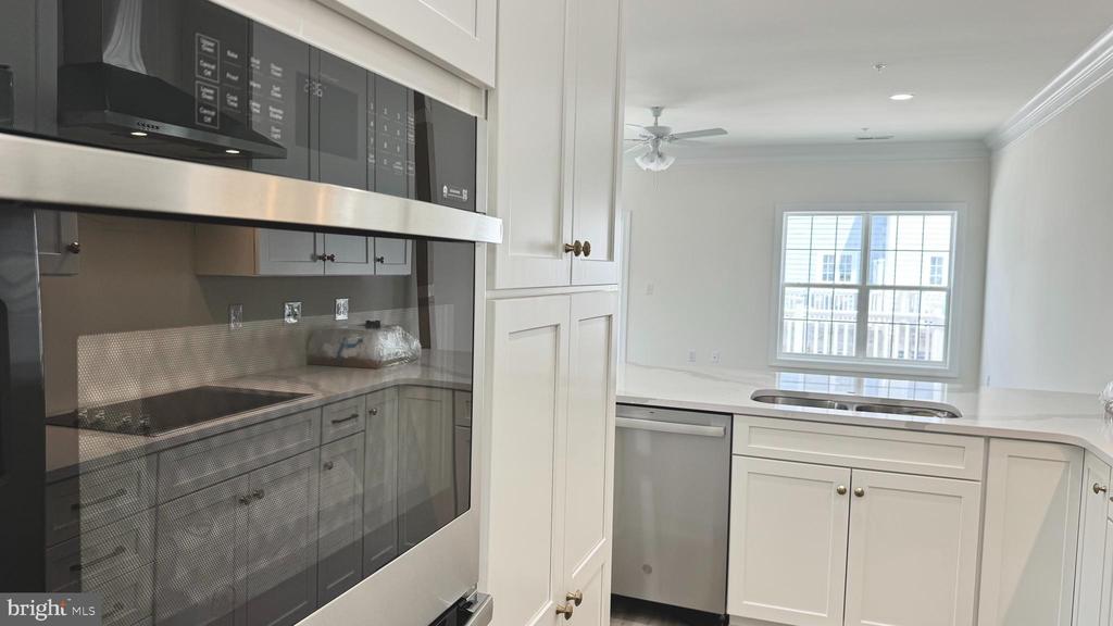 300 DIXON STREET Unit: 208