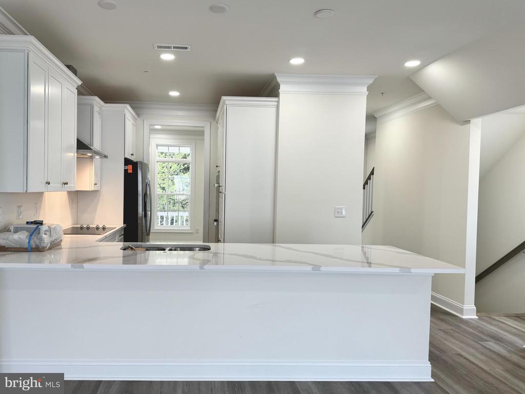300 DIXON STREET Unit: 208