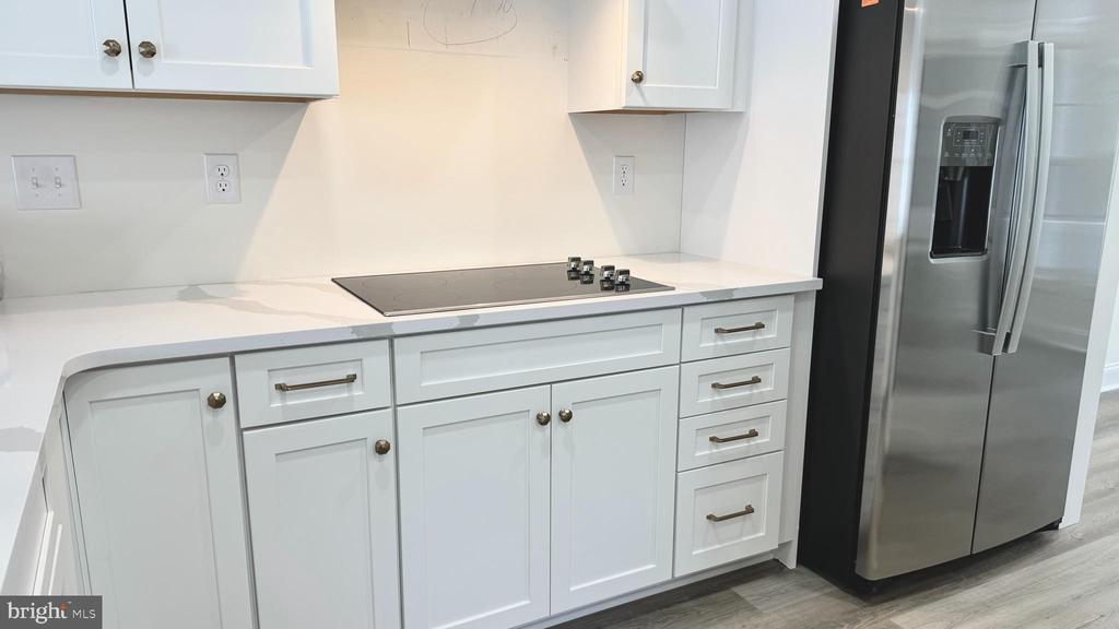 300 DIXON STREET Unit: 208