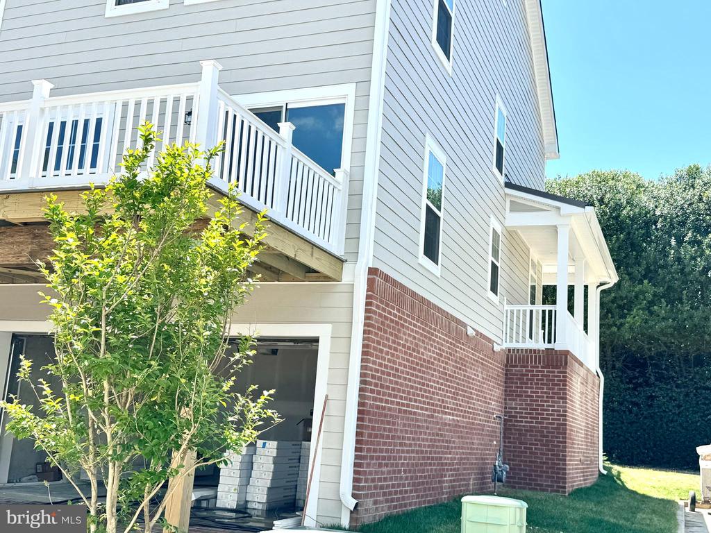 300 DIXON STREET Unit: 208