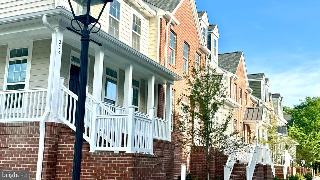 300 DIXON STREET Unit: 208