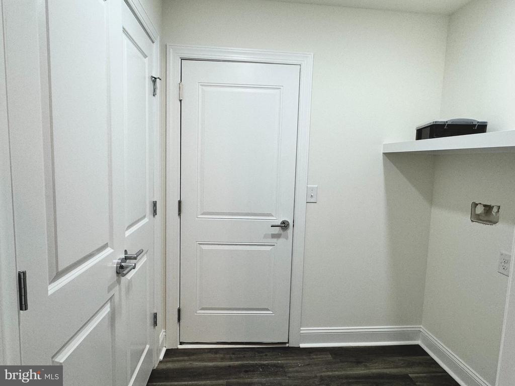 300 DIXON STREET Unit: 208