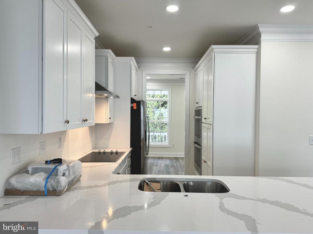 300 DIXON STREET Unit: 208