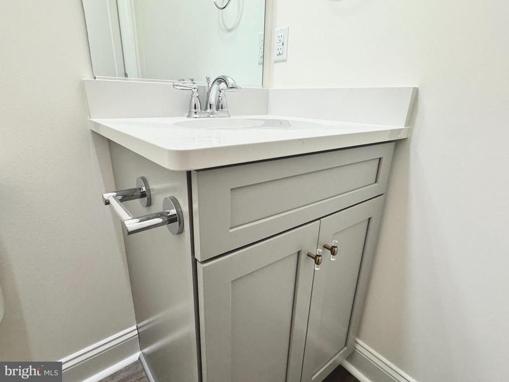 300 DIXON STREET Unit: 208