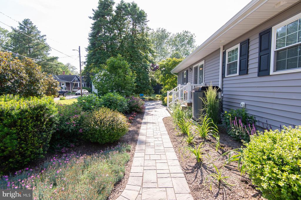 412 SALMON AVE