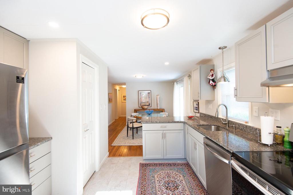 412 SALMON AVE