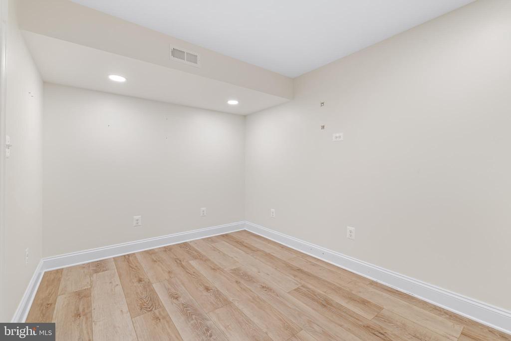 1210 MAPLE LEAF COURT