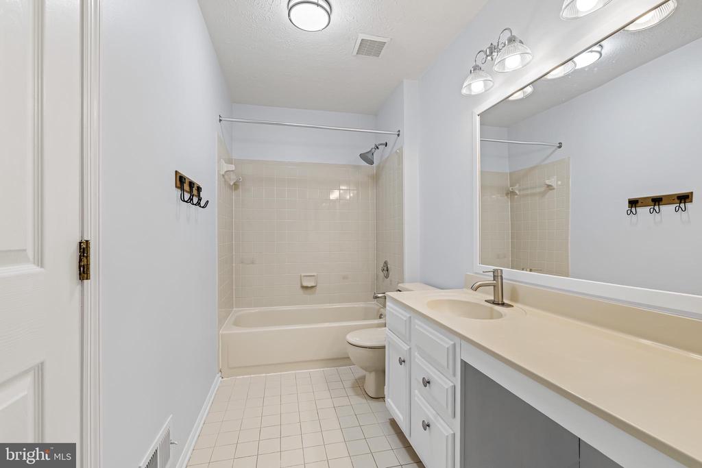 1210 MAPLE LEAF COURT