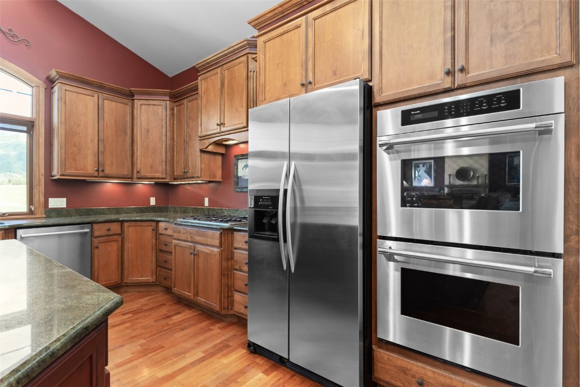 1052 Longview CIRCLE