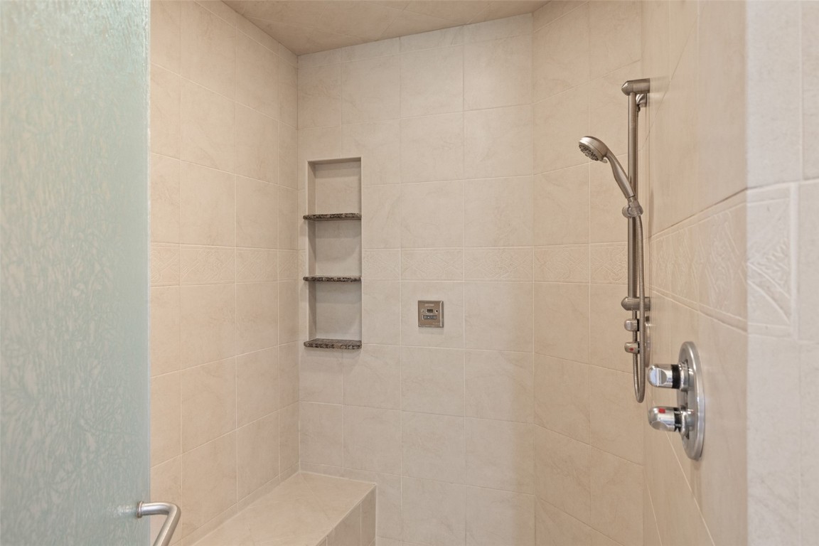 1052 Longview CIRCLE