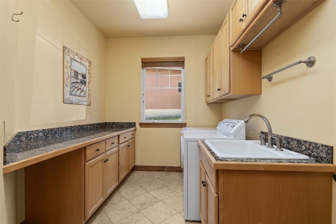 1052 Longview CIRCLE