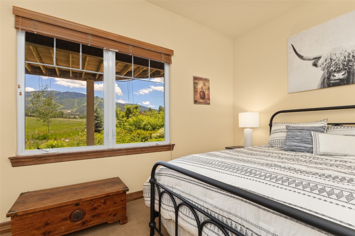 1052 Longview CIRCLE