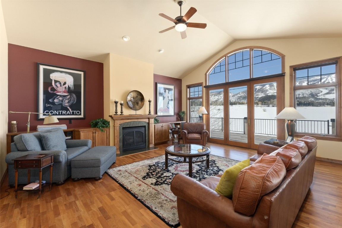 1052 Longview CIRCLE