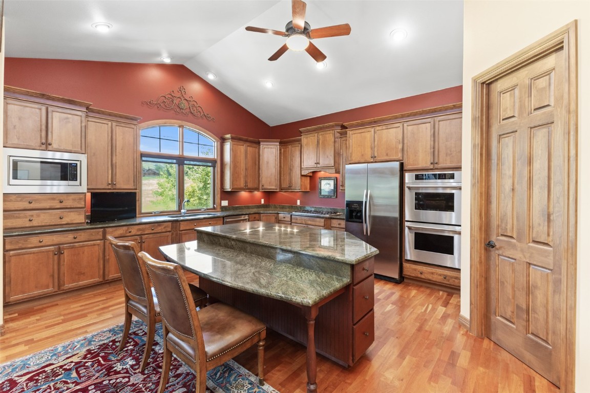 1052 Longview CIRCLE