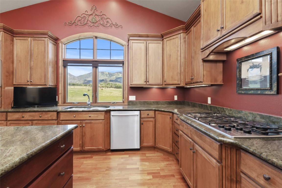 1052 Longview CIRCLE