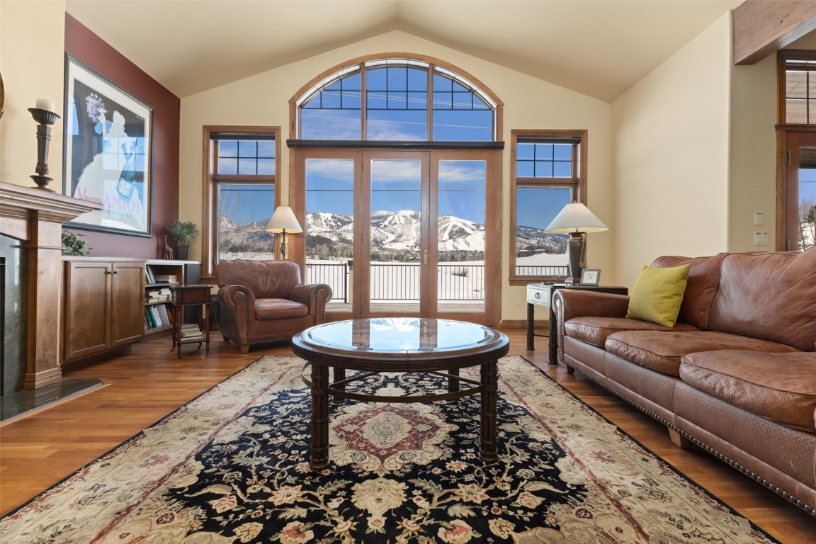 1052 Longview CIRCLE