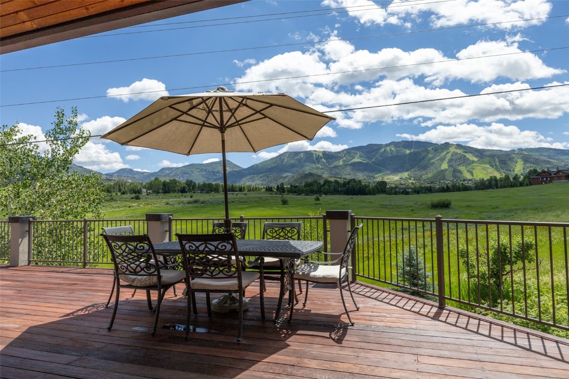 1052 Longview CIRCLE