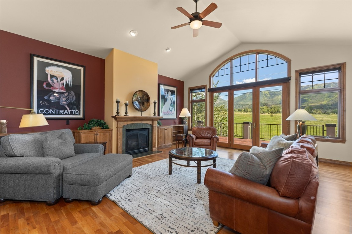 1052 Longview CIRCLE