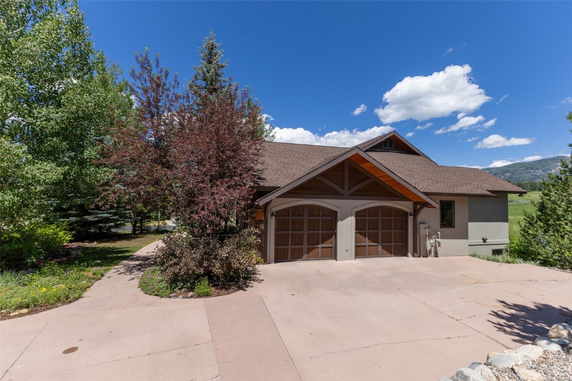 1052 Longview CIRCLE