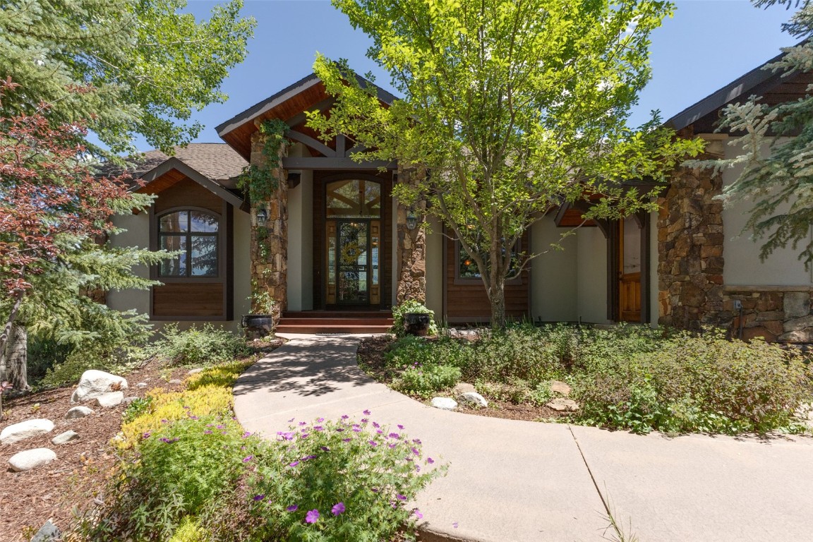 1052 Longview CIRCLE