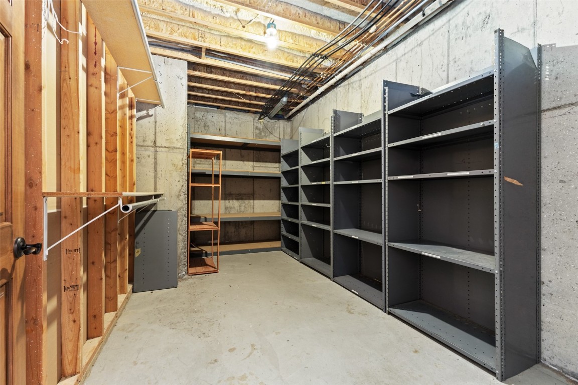 1052 Longview CIRCLE