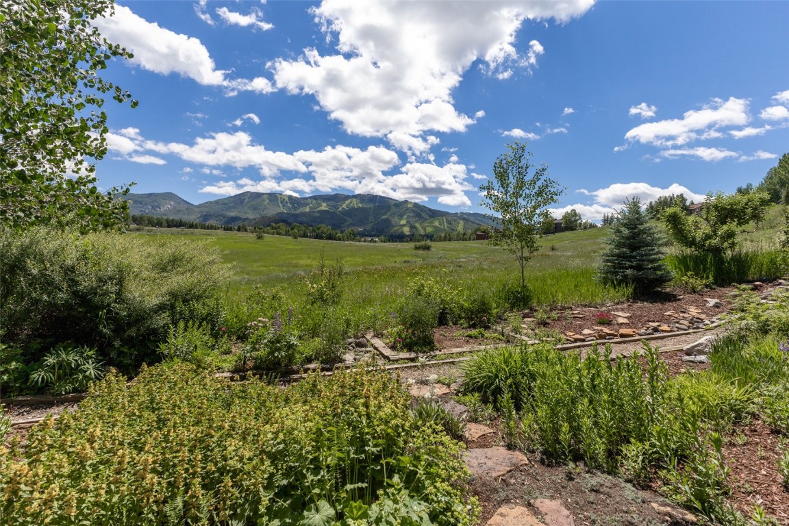 1052 Longview CIRCLE