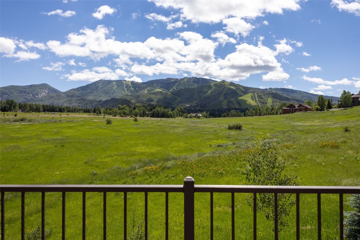 1052 Longview CIRCLE