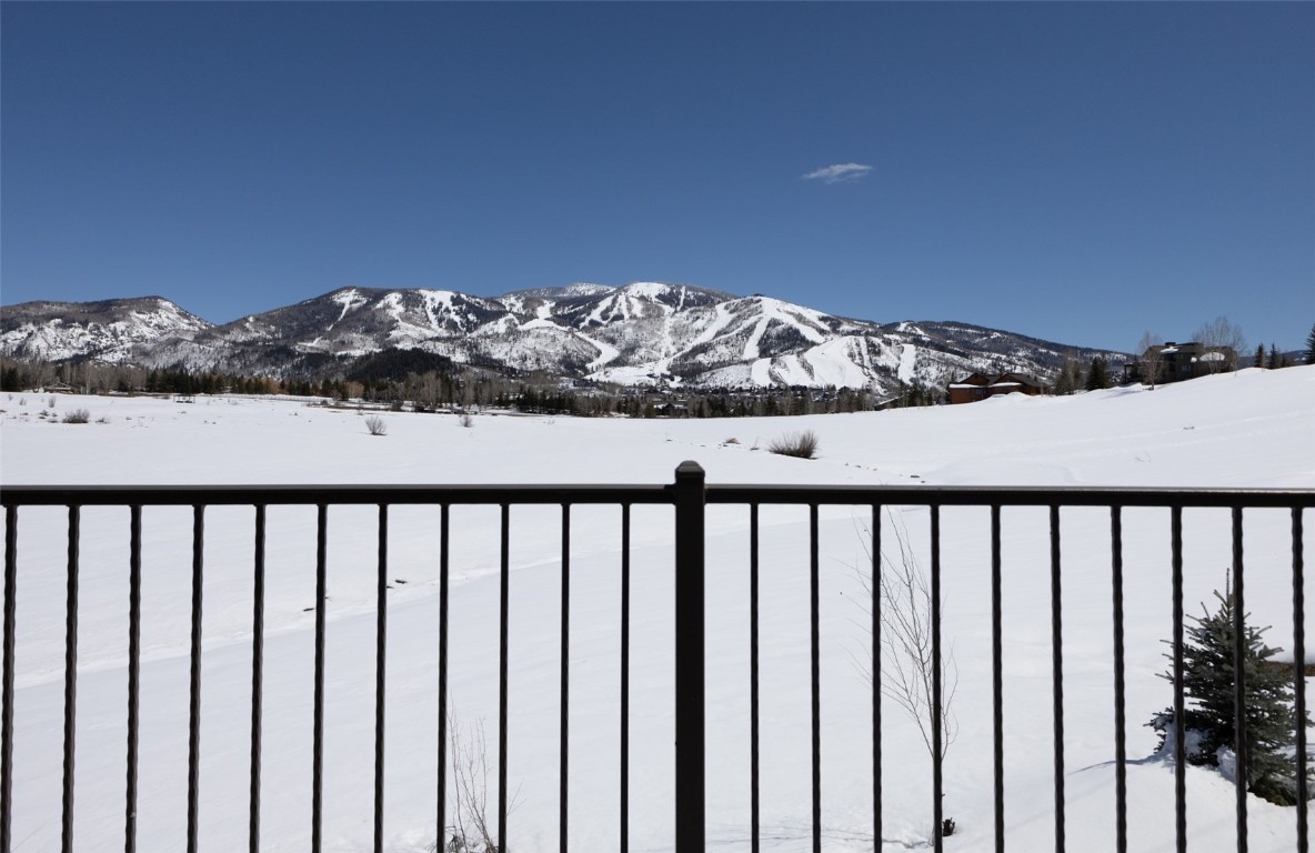 1052 Longview CIRCLE