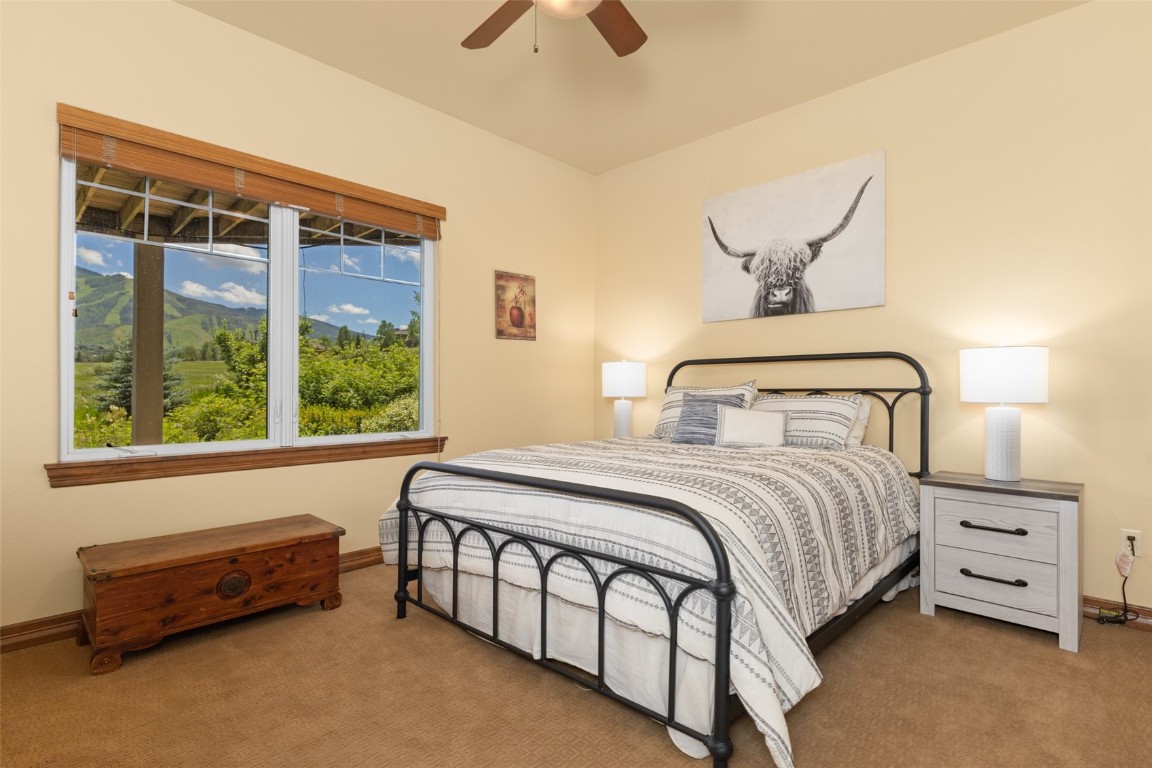 1052 Longview CIRCLE