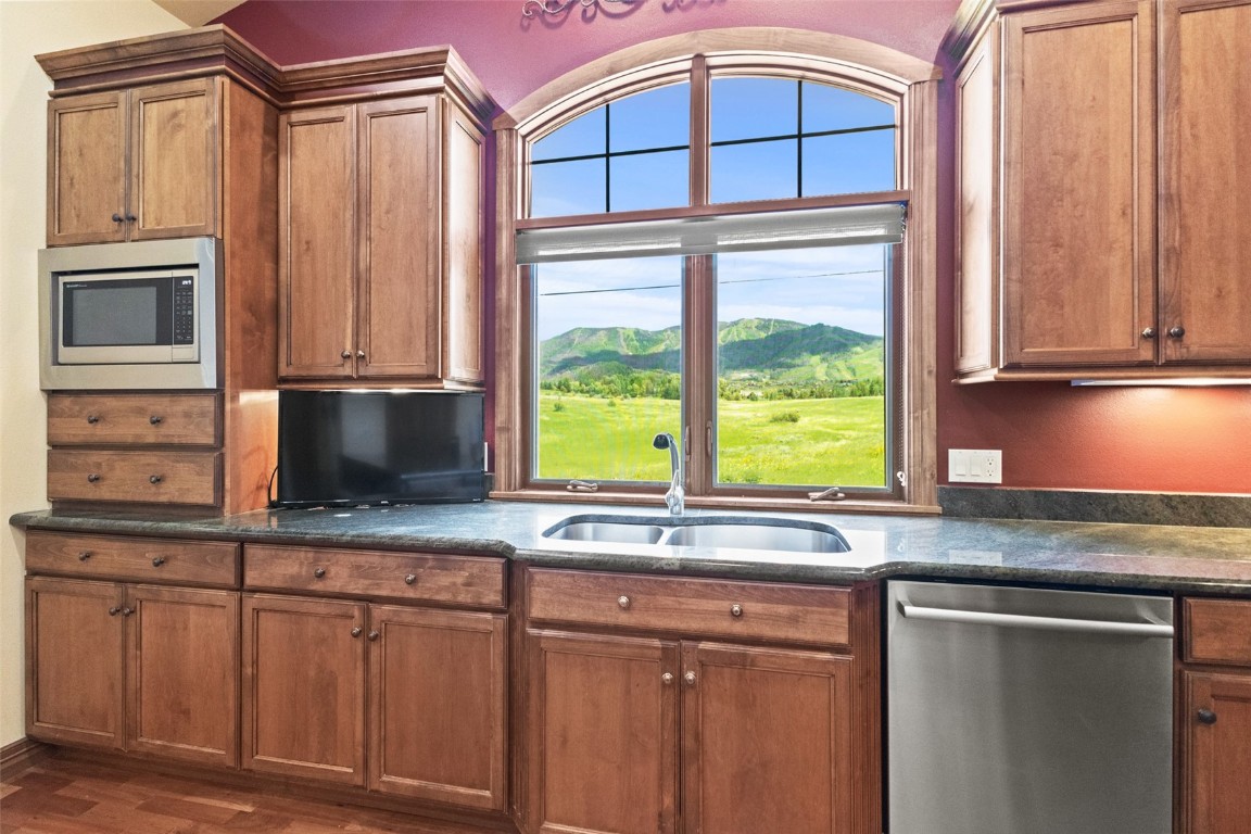 1052 Longview CIRCLE