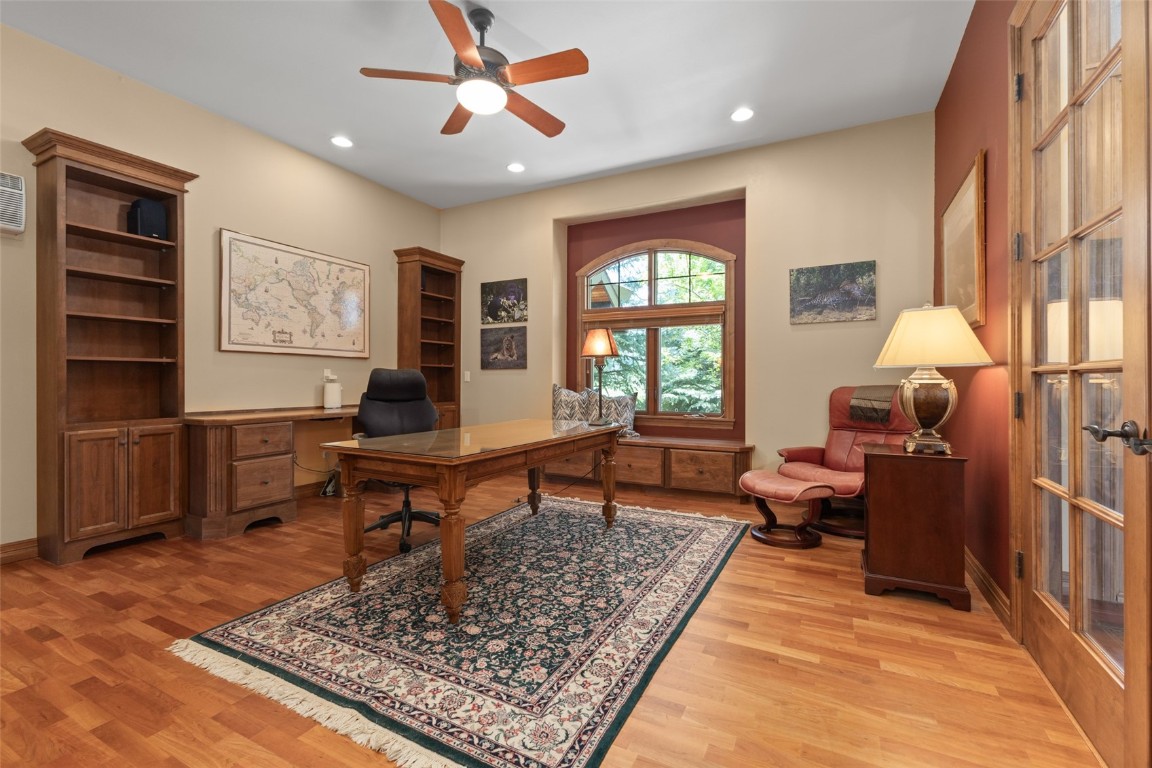 1052 Longview CIRCLE