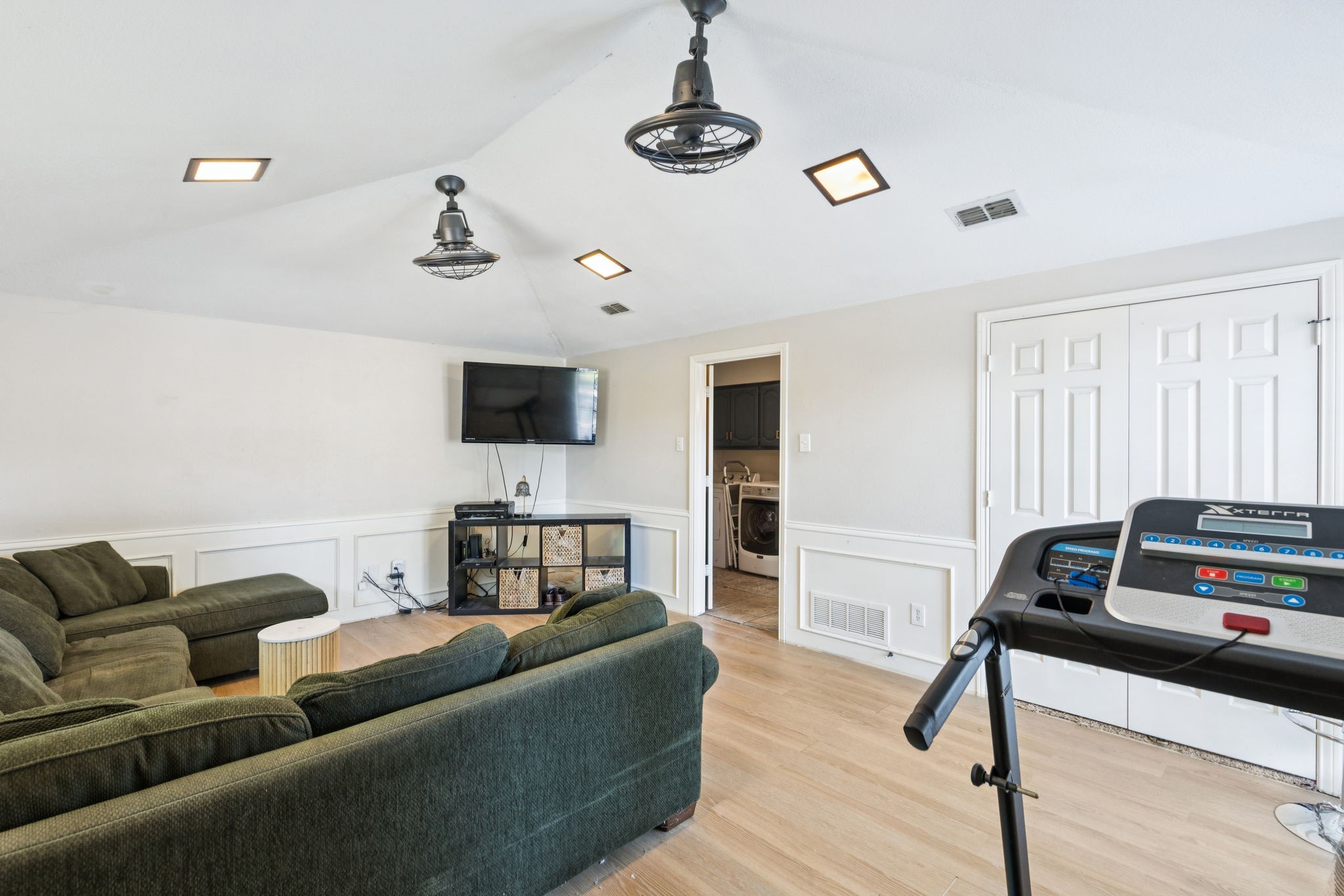1406 Richards Circle