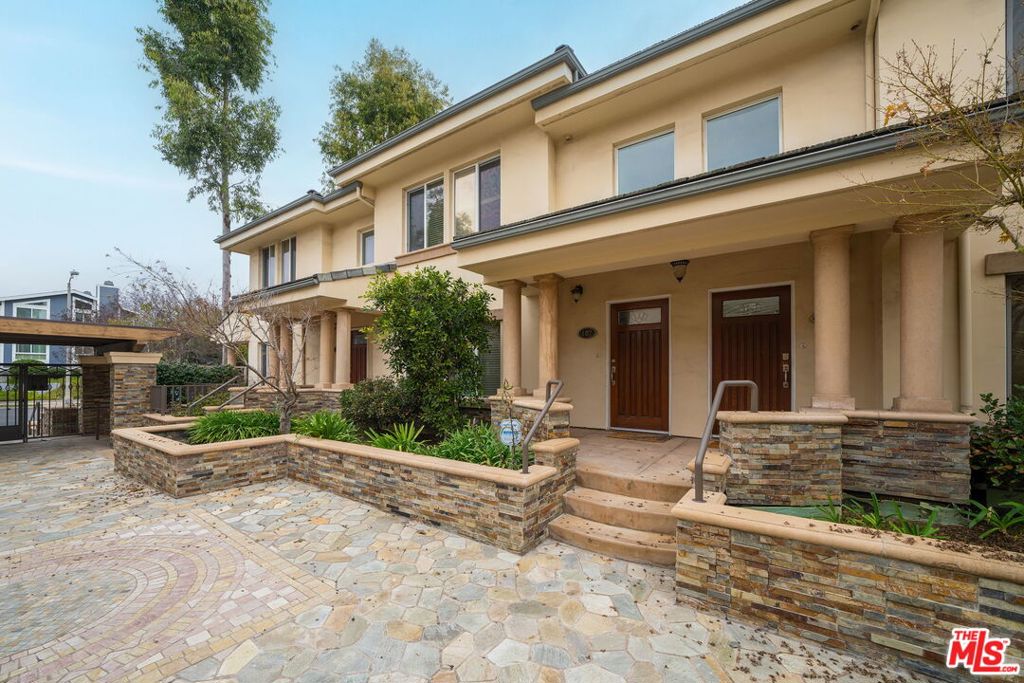 270 E Glenarm Street 102