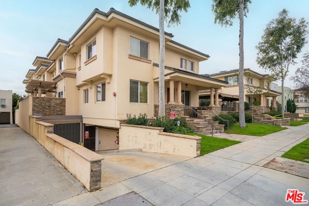 270 E Glenarm Street 102