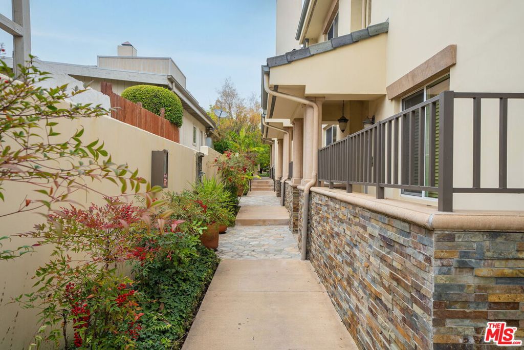 270 E Glenarm Street 102