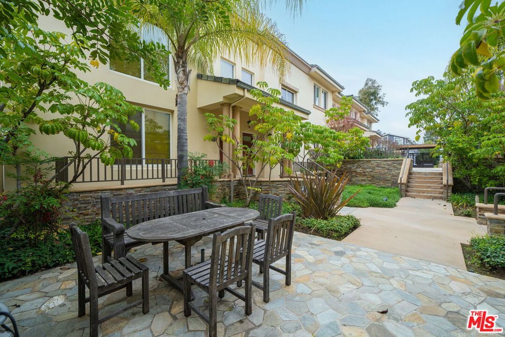 270 E Glenarm Street 102