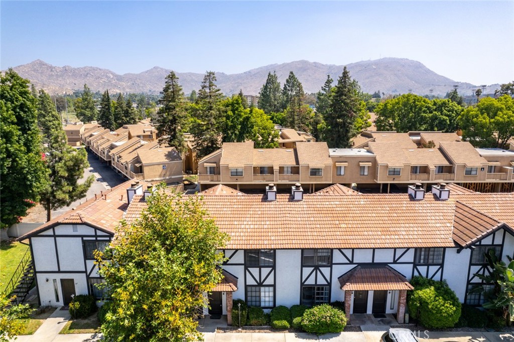 1013 W Linden Street 25