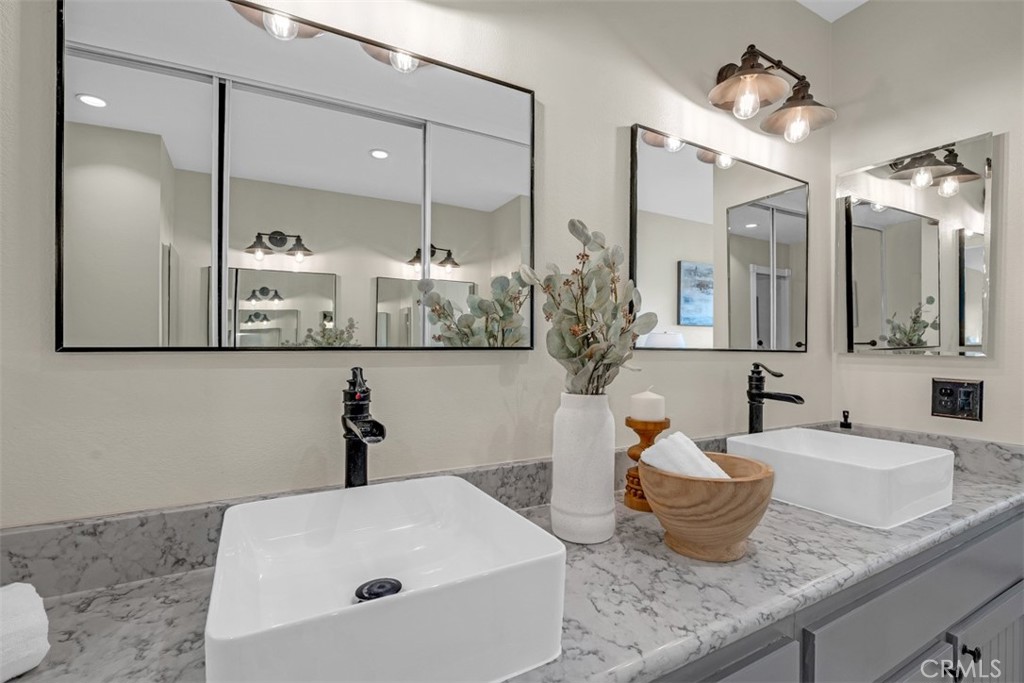 7025 Vista Del Verde