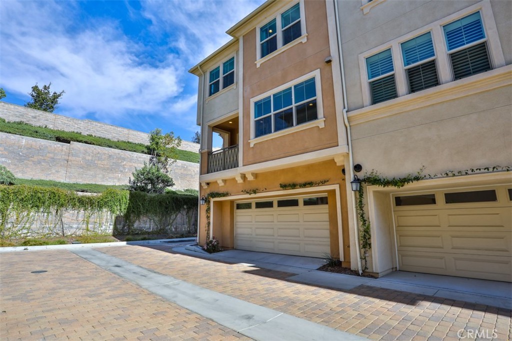 608 White Oaks