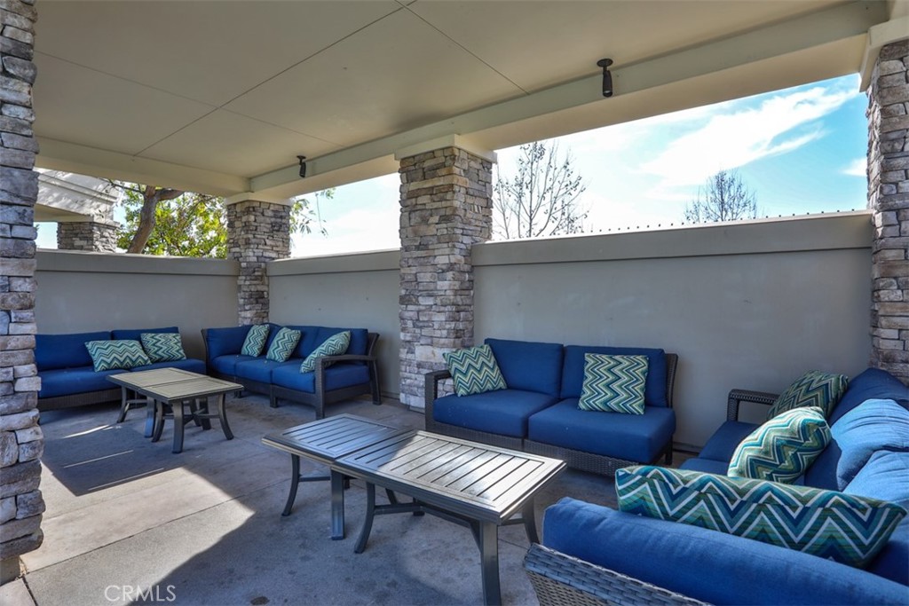 608 White Oaks