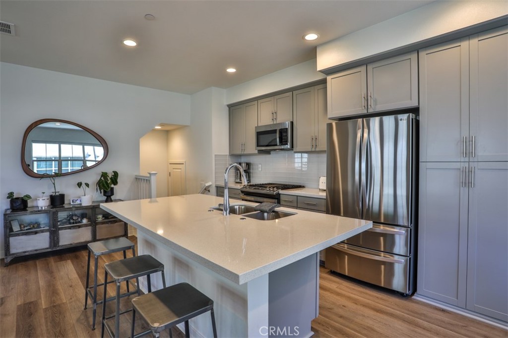 608 White Oaks