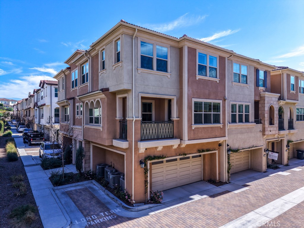 608 White Oaks