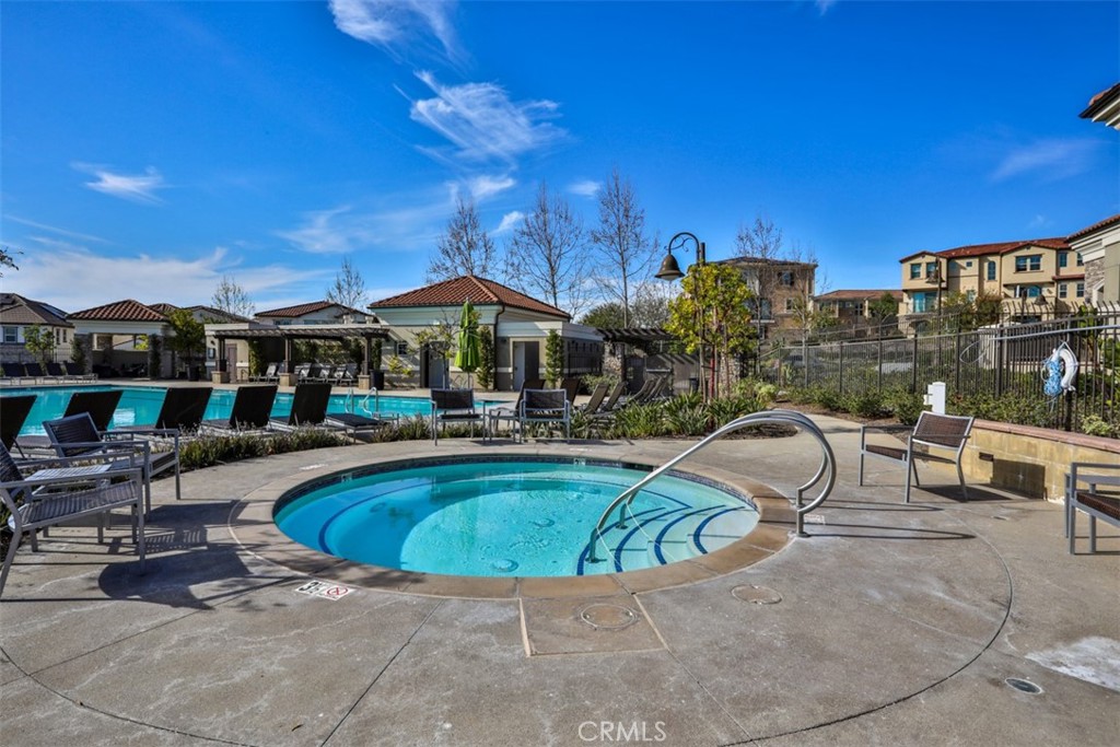 608 White Oaks