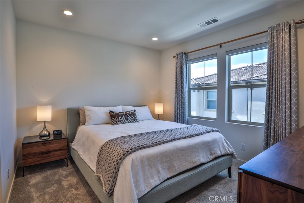 608 White Oaks